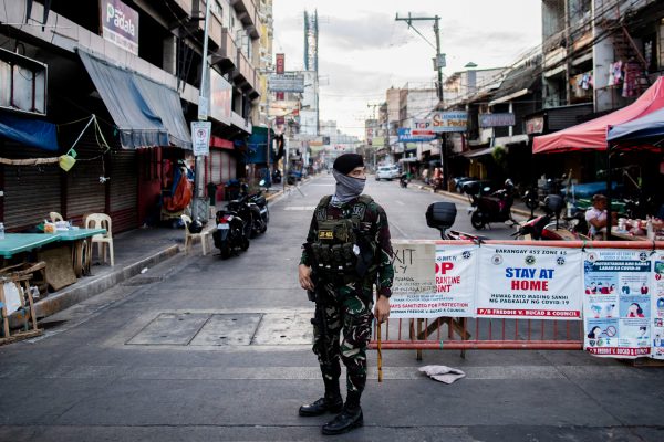 A soldier wearing a face mask holds on his weapon as he guards an empty street following the lockdown imposed to contain the coronavirus disease (COVID-19) in Manila, Philippines, 25 April 2020 (Photo:Reuters/Eloisa Lopez).