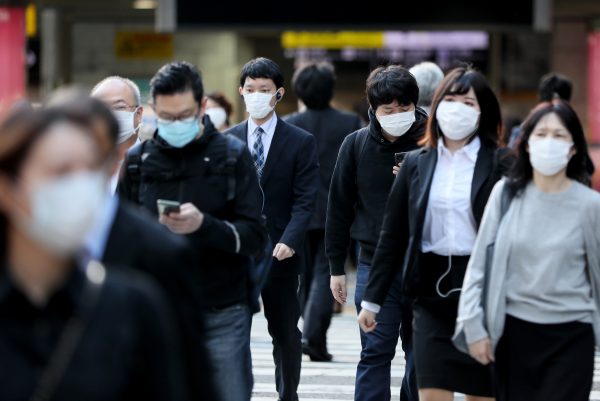 People wearing face mask commute to work after Golden Week holidays (annual Japanese consecutive holidays) amid an outbreak of the new coronavirus COVID-19 in Osaka, Japan (Photo: Reuters/The Yomiuri Shimbun).