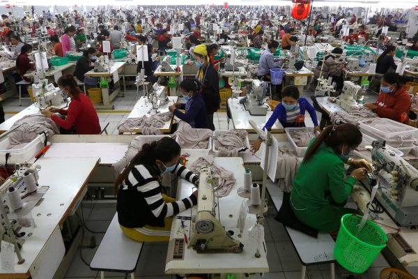 Employees work at a factory supplier of the H&M brand in Kandal province, Cambodia, 12 December 2018 (Photo: Reuters/Samrang Pring).