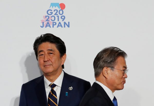 South Korean President Moon Jae-In is welcomed by Japanese Prime Minister Shinzo Abe upon his arrival for a welcome and family photo session at G20 leaders summit in Osaka, Japan, 28 June, 2019 (Photo: Reuters/Kim).