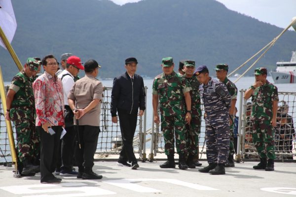 Indonesian President Joko Widodo visits a military base at Natuna, Indonesia, near the South China Sea, 9 January 2020 (Photo: Reuters/Antara Foto).