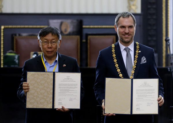 Mayor of Prague Zdenek Hrib and Taipei city Mayor Ko Wen-je pose with a signed partnership agreement between the two cities at the Old Town Hall in Prague, Czech Republic, 13 January 2020 (Photo: Reuters/David W Cerny).