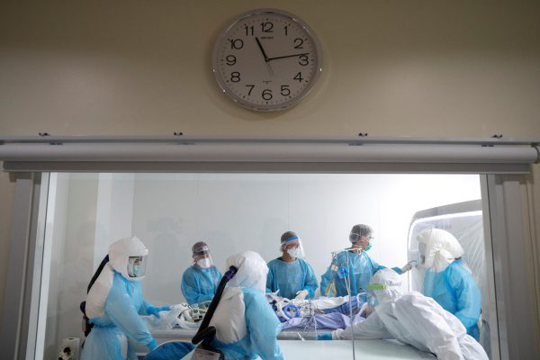 Doctors and ICU nurses wearing personal protection equipment perform a CT scan for a COVID-19 patient at the King Chulalongkorn Memorial Hospital in Bangkok, Thailand, 23 April 2020 (Photo: Reuters/Athit Perawongmetha).