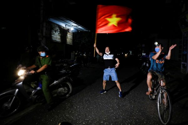 Residents celebrate after authorities lifted the quarantine in Dong Cuu village, the last Vietnamese quarantined village affected by the coronavirus disease (COVID-19), outside Hanoi, Vietnam 14 May, 2020 (Photo: Reuters/Kham).