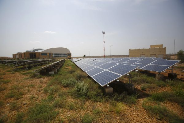 Solar panels are seen inside the premises of the Jaisalmer Airport in desert state of Rajasthan, India, 13 August 2015. (Photo: Reuters/Anindito Mukherjee).