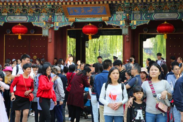 Tourists crowd in front of the main gate of Peking University. Global university rankings show a direction for the development of China's higher education rather than a mere realization of the gap between top foreign and Chinese universities. China's prestigious Peking University and Tsinghua University dropped respectively from 54th to 92nd and 65th to 98th in the annual world university rankings published by the Center for World University Ranking (CWUR), headquartered in the United Arab Emirates, in Beijing, China, 4 October, 2018 (Reuters).