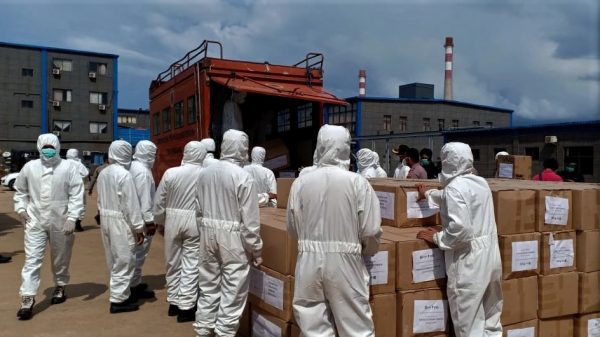 Medical officers prepare to send boxes with protective suits and masks as a donation for government, amid coronavirus disease (COVID-19) outbreak in Konawe, Southeast Sulawesi Province, Indonesia, 14 April 2020 (Photo: Reuters/Antara Foto).