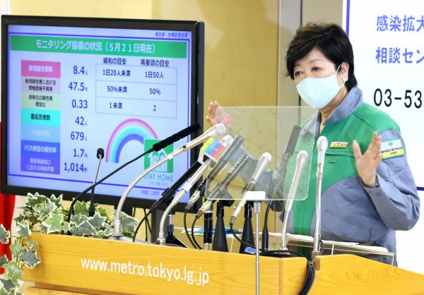 Tokyo Governor Yuriko Koike announces the three-step road map for the easing of measures against the new coronavirus at the Tokyo Metropolitan government office in Tokyo, Japan, 22 May 2020 (Photo: Reuters/Yoshio Tsunoda/AFLO).