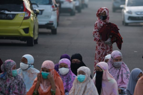 Indonesian Muslim women wearing protective masks in Bekasi, on the outskirts of Jakarta, Indonesia, 24 May 2020 (Photo: Reuters/Willy Kurniawan).