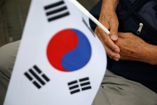 A South Korean war veteran holds the national flag during a ceremony commemorating the 70th anniversary of the Korean War, near the demilitarized zone separating the two Koreas, in Cheorwon, South Korea, 25 June, 2020 (Photo: Reuters/Hong-Ji).