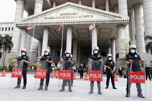 Police officers stand guard outside Kuala Lumpur High Court in Kuala Lumpur, Malaysia, 28 July 2020 (Photo: Reuters/Lim Huey Teng).
