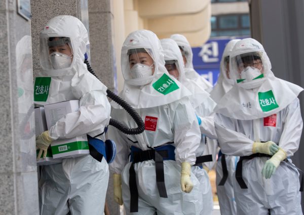 South Korean medical staff members wearing facemasks and protective clothing while on duty at Keimyung University Daegu Dongsan Hospital in Daegu, South Korea, 19 March 2020 during the coronavirus outbreak (Photo: Reuters/Lee Young-ho).