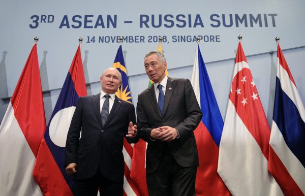 Russian President Vladimir Putin and Singapore's Prime Minister Lee Hsien Loong prepare for a group photo with ASEAN leaders at the ASEAN-Russia Summit in Singapore, 14 November 2018 (Sputnik/Alexei Druzhinin/Kremlin via Reuters).