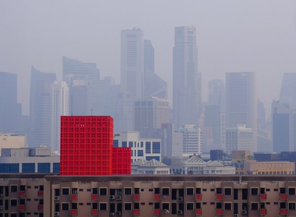 The skyline of the central business district and a public apartment block are seen during haze in Singapore, 18 September 2019. (Photo:Reuters/Kevin Lam).