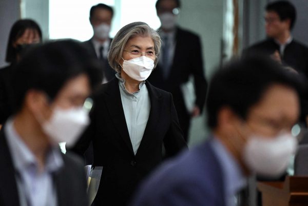 South Korean Foreign Minister Kang Kyung-wha, wearing a face mask, arrives at a briefing for foreign diplomats on the situation of the coronavirus disease (COVID-19) outbreak, at the foreign ministry in Seoul, South Korea 6 March, 2020 (Photo: Reuters/Jung Yeon-je).