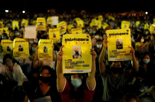 Pro-democracy protesters holding placards attend a rally to demand the government to resign, to dissolve the parliament and to hold new elections under a revised constitution, at Thammasat University's Rangsit campus outside of Bangkok, Thailand 10 August 2020. (Photo:Reuters/Jorge Silva).