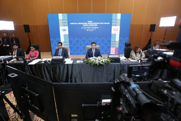 Malaysia's Minister of International Trade and Industry Mohamed Azmin Ali (C) chairs a virtual meeting of APEC Ministers Responsible for Trade, in Kuala Lumpur, Malaysia, 25 July 2020 (Photo: Reuters/Latin America News Agency).