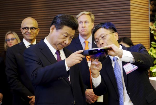 Harry Shum (R), visiting researcher at Microsoft Research and the then Microsoft executive vice president of technology and research, demonstrates Microsoft's HoloLens device to Chinese President Xi Jinping (L) as Microsoft CEO Satya Nadella follows beind during a tour of Microsoft's campus in Redmond, Washington, 23 September 2015 (Photo: Reuters/Ted S Warren/Pool)