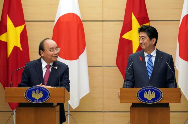 Former Japanese prime minister Shinzo Abe, right, and Nguyen Xuan Phuc, left, Prime Minister of Vietnam attend their joint press conference at Abe’s office in Tokyo Monday, 8 October, 2018 (Eugene Hoshiko/Pool via Reuters).