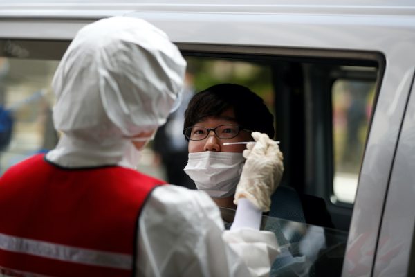 A medical worker conducts a simulation for drive-through polymerase chain reaction (PCR) tests for the coronavirus disease (COVID-19) at Edogawa ward in Tokyo, Japan 22 April, 2020 (Photo: Reuters/Issei Kato).