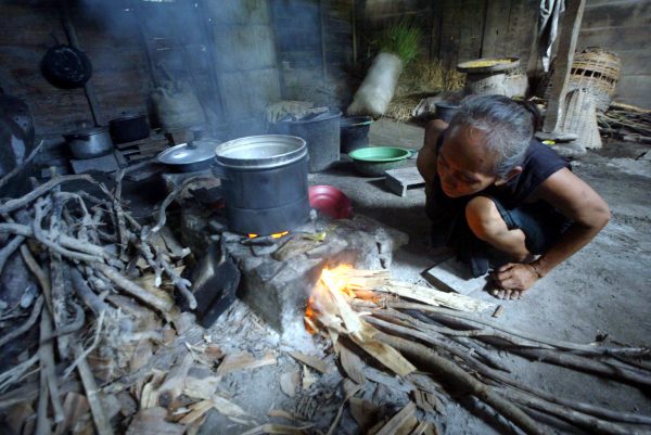 An Indonesian villager cooks in her kitchen using firewood on the outskirts of Bojonegoro town, East Java (Photo: Reuters/Sigit Pamungkas).