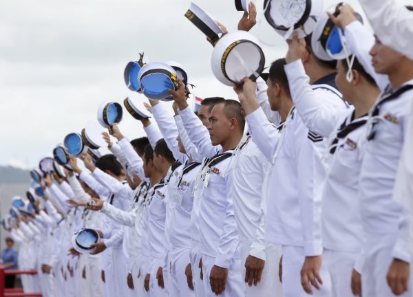 Royal Thai Navy seamen wave to their colleagues as they depart to the Gulf of Aden in Somalia from the Royal Thai Navy base, in Sattahip, Chonburi province, east of Bangkok, 10 September, 2010 (Reuters/Chaiwat Subprasom).