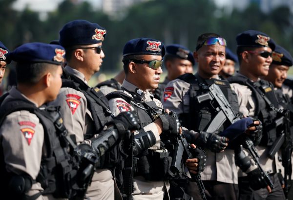 Indonesian police attend a security briefing at the National Monument before deployment during the Christmas and New Year holidays in Jakarta, Indonesia, 22 December, 2016 (Reuters/Darren Whiteside).