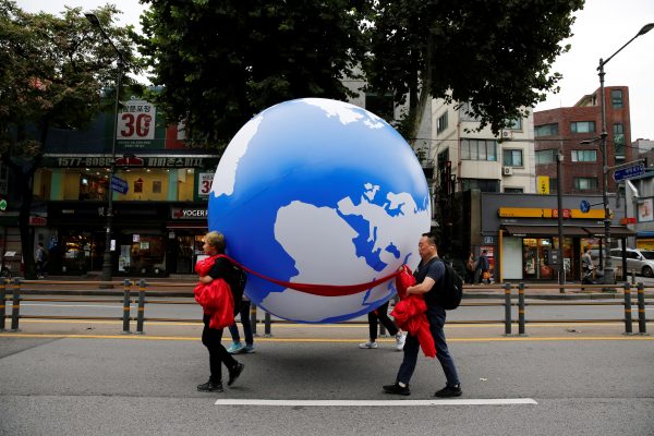 People march carrying a globe-shaped balloon as they take part in a Global Climate Strike rally in Seoul, South Korea, 21 September 2019. (Photo:Reuters/Heo Ran).