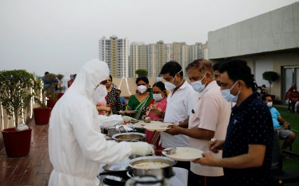Hospital staff serve food to the patients suffering from the coronavirus disease (COVID-19) during an evening buffet at a terrace of the Yatharth Hospital in Noida, on the outskirts of New Delhi, India, 15 September, 2020 (Reuters/Adnan Abidi).