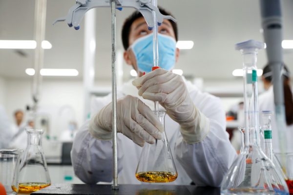 A man works in a laboratory of Chinese vaccine maker Sinovac Biotech, developing an experimental coronavirus disease (COVID-19) vaccine, during a government-organized media tour in Beijing, China, 24 September, 2020 (Photo: Reuters/Thomas Peter).