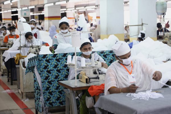 Bangladeshi garment workers make protective suit at a factory amid concerns over the spread of COVID-19 in Dhaka, Bangladesh, 31 March 2020 (Photo: Reuterd/Mohammad Ponir Hossain).