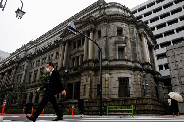 A man wearing a protective mask walks past the headquarters of Bank of Japan amid COVID-19 outbreak in Tokyo, Japan, 22 May 2020 (Photo: Reuters/Kim Kyung-Hoon).
