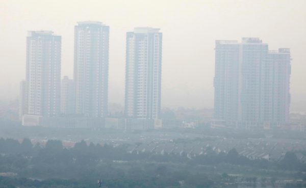 High-rise buildings are seen shrouded as the air quality continues to be 'unhealthy' in Hanoi, Vietnam, 2 October 2019 (Photo: Reuters/Kham).