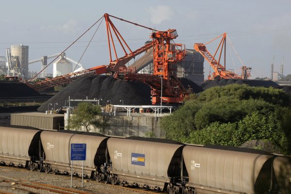A coal train arrives at Newcastle port on Australia's east coast (Photo: Reuters/Tim Wimborne).