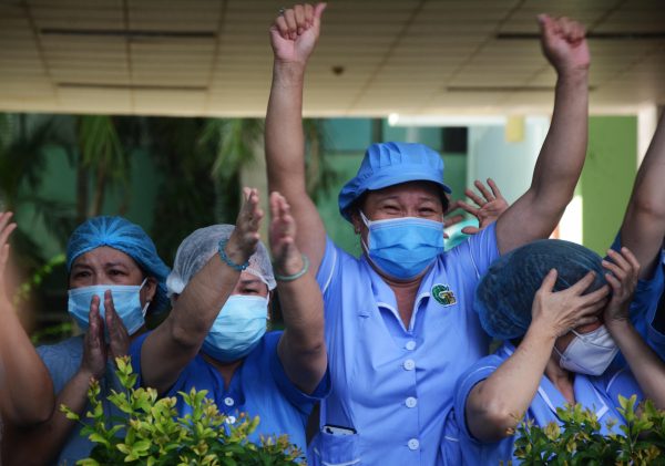 Health professionals conduct COVID-19 tests in Hanoi, Vietnam on 25 August 2020 (Photo: Reuters).