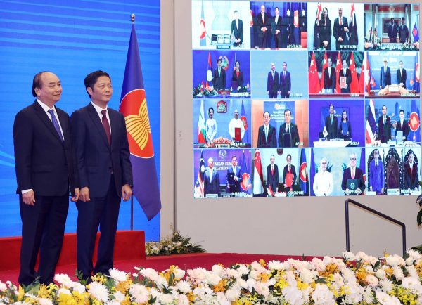 Prime Minister Nguyen Xuan Phuc attends the signing ceremony of the Regional Comprehensive Economic Association (RCEP) on 15 November 2020 in Hanoi, Vietnam (Photo: Reuters).