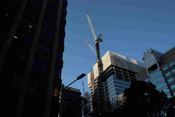 Office buildings and construction site are seen amidst the easing of the coronavirus disease (COVID-19) restrictions in the Central Business District of Sydney, Australia, 3 June 2020 (Photo: Reuters/Loren Elliott).