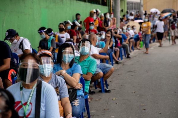 Filipinos queue for cash subsidy from the government amid the coronavirus disease (COVID-19) outbreak, in Batasan Hills, Quezon City, Metro Manila, Philippines, 27 August, 2020 (Photo: Reuters/Eloisa Lopez).