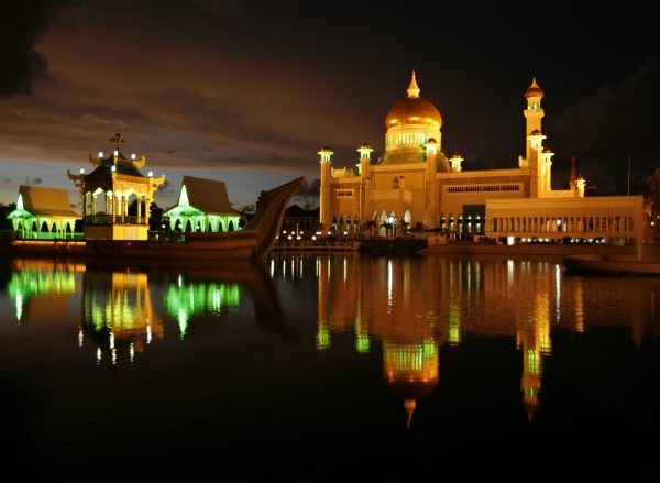 A view of Brunei's landmark Sultan Omar Ali Saifuddien Mosque in Bandar Seri Begawan during the sunset (Photo: Reuters/Bazuki Muhammad).