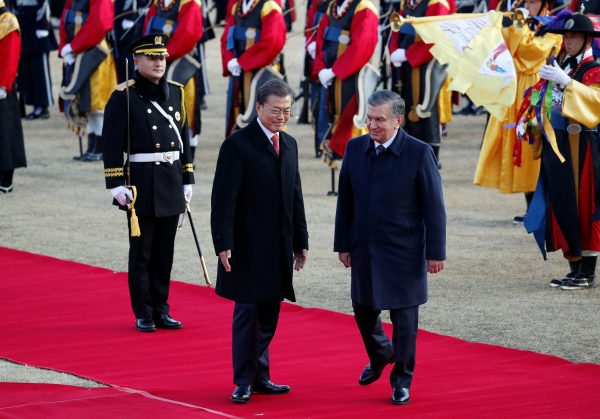 Uzbekistan's President Shavkat Mirziyoyev walks with South Korean President Moon Jae-in during a welcoming ceremony at the Presidential Blue House in Seoul, South Korea, 23 November, 2017 (Reuters/Kim Hong-Ji).