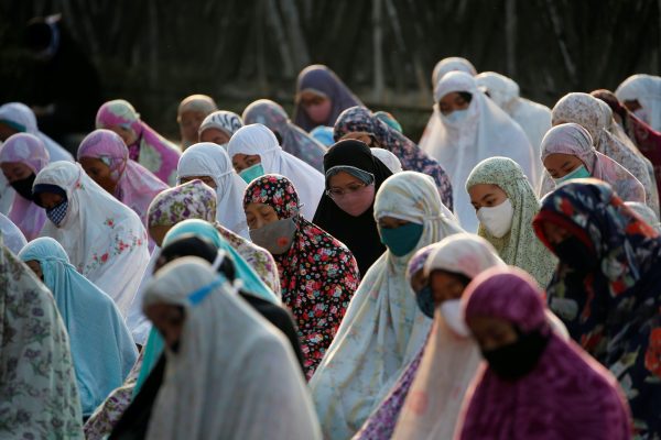 Indonesian Muslim women offer Eid al-Adha prayers on the street in Jakarta, during the outbreak of the coronavirus disease (COVID-19) in Indonesia, 31 July, 2020 (Photo: Reuters/Willy Kurniawan).