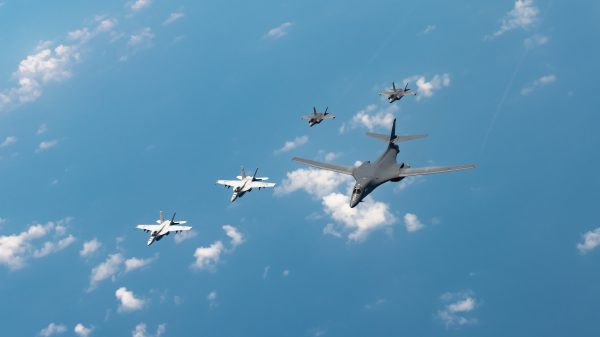 South Korean B-1B Lancer strategic bombers, escorted by Japanese and American fighters, fly near the Korean peninsula, 19 August 2020 (Photo: Reuters/Latin America News Agency).