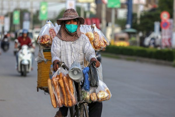 Street vendors wearing face mask in Cambodia (Photo: Reuters/Latin America News Agency).