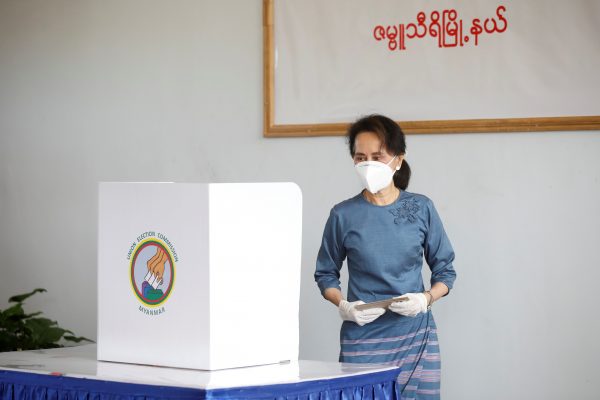 Myanmar State Counsellor Aung San Suu Kyi casts an advance vote ahead of November 8th general election in Naypyitaw, Myanmar, 29 October, 2020 (Photo: Reuters/Thar Byaw/File Photo).