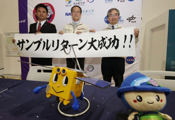 Professor pose for photo after attending a press conference at JAXA's facility in Sagamihara, Kanagawa Prefecture on 6 December 2020. The capsule, believed to contain samples of sand and stone from the asteroid Ryugu that is located about 220,000 kilometers from Earth and separated from the probe Hayabusa 2, arrived at the facility on the same day (Photo: Reuters/The Yomiuri Shimbun).