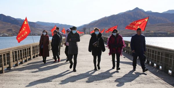 Travelers walk around the China-North Korea border in Dandong, Liaoning province, China, 3 November 2020 (Photo: The Yomiuri Shimbun).