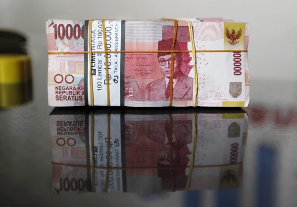 Indonesian rupiah banknotes, 13 November 2015 (Photo: Reuters/Garry Lotulung).