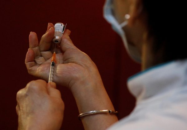 A nurse prepares to vaccinate in Singapore, 19 January 2021 (Photo: Reuters/Edgar Su).
