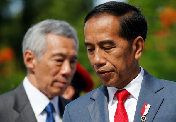 Indonesia's President Joko Widodo inspects an honour guard with Singapore's Prime Minister Lee Hsien Loong at the Istana in Singapore 8 October, 2019 (Photo: Reuters/Feline Lim).