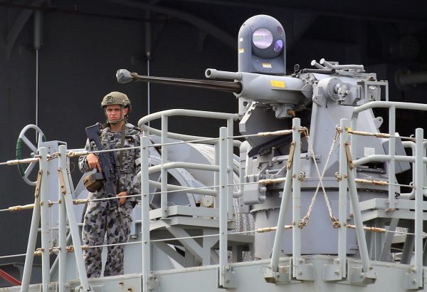 A Royal Australian Navy member stands guard on the deck of HMAS Adelaide (III) upon arrival as part of the Australian Defence Force Joint Task Group, Indo-Pacific Endeavour 2017, in Manila, the Philippines, 10 October 2017 (Photo: Reuters/Romeo Ranoco).